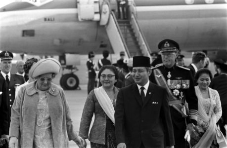 President Soeharto arriveert op Ypenburg president Soeharto (achter hem zijn ec, Bestanddeelnr 923-8114