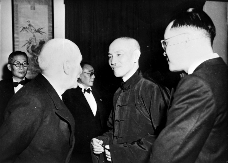 President Tsjang Kai Tsjek ontvangt Britse parlementaire, Tsjang Kai Tsjek (midd, Bestanddeelnr 925-8406