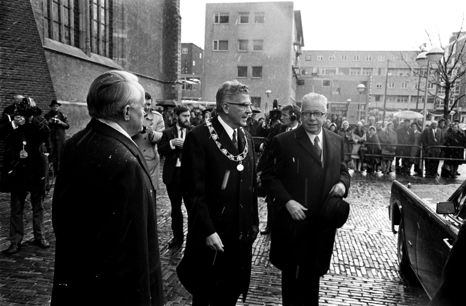 President Heidemann, echtgenote, koningin Juliana en prins Bernhard worden ontva, Bestanddeelnr 923-0146