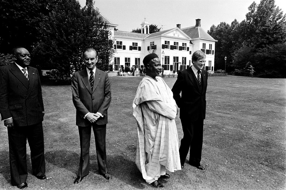 President Ahidjo met ministers Wiegel en Van der Klaauw bij het Catshuis in Den , Bestanddeelnr 930-3437