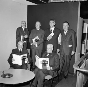 Presentatie van het boek Rotterdam Stad in beweging. Op voorgrond v.l.n.r. Van, Bestanddeelnr 917-7865