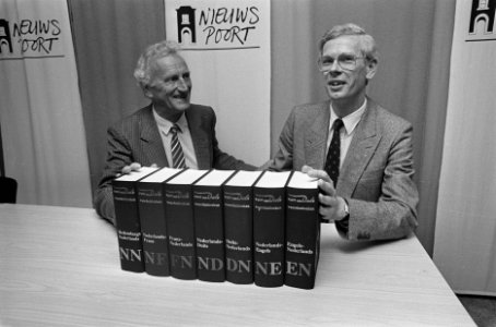 Presentatie Van Dale groot woordenboek Nederlands-Engel ( Den Haag ) scheidend , Bestanddeelnr 933-7428