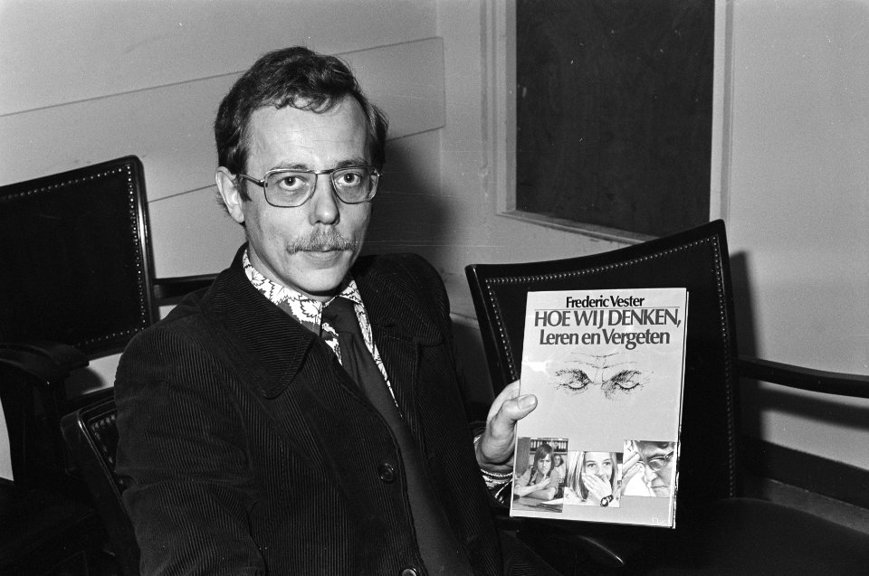 Presentatie 25e Boek van de Maand in Amsterdam dr. P. A. Vroon met boek Hoe wi, Bestanddeelnr 928-4921