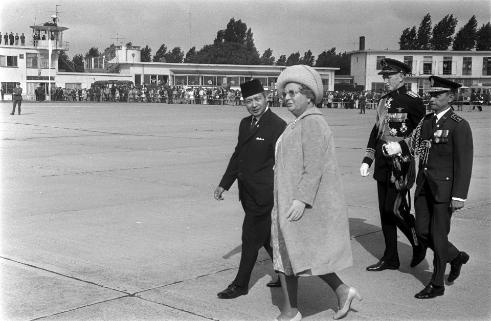 President Soeharto arriveert op Ypenburg president Soeharto en koningin Juliana, Bestanddeelnr 923-8115