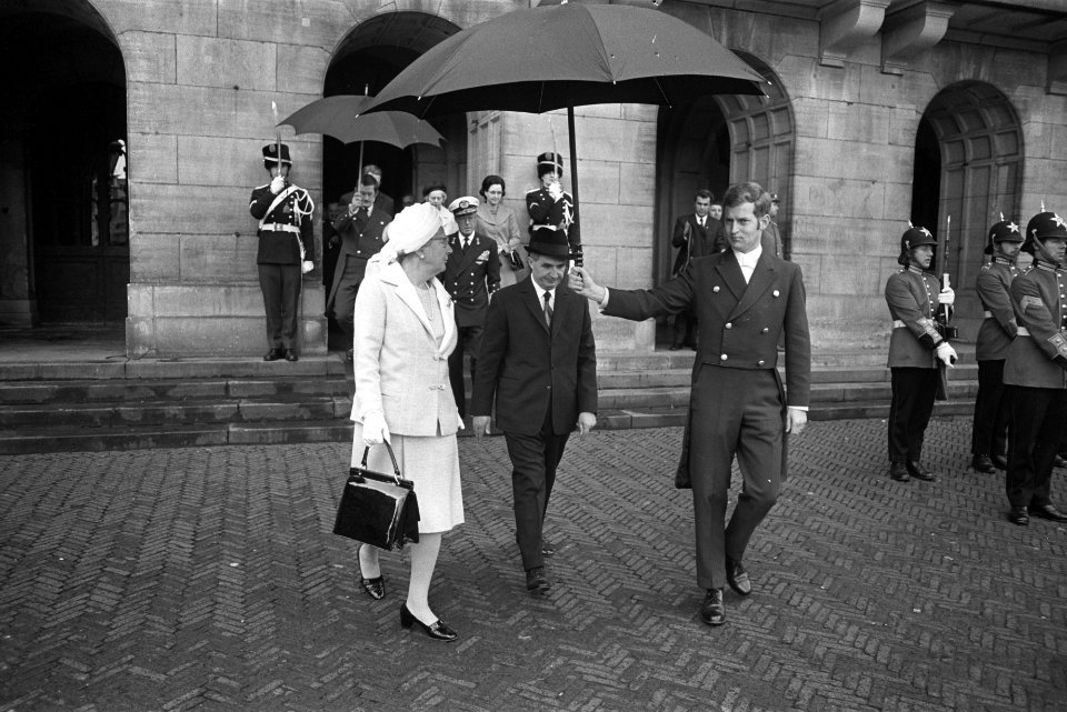 President Ceausescu, koningin Juliana en prins Bernhard vertrekken van het palei, Bestanddeelnr 926-3433