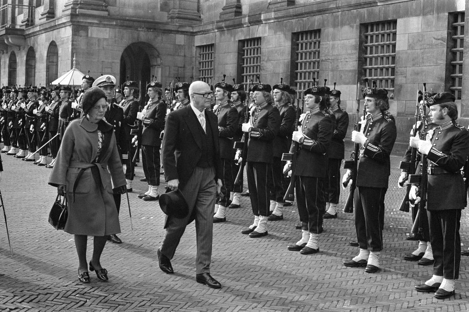 President Kekkonen en koningin Juliana inspecteren erewacht op de Dam, Bestanddeelnr 925-9708