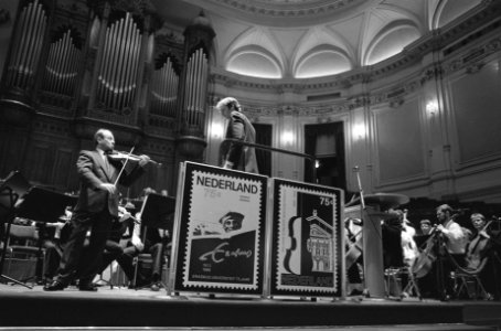 Presentatie postzegels t.g.v. eeuwfeest Concertgebouw en Concertgebouworkest en , Bestanddeelnr 934-3229