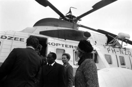 President Senghor (Senegal) bezoekt Centrale Werkplaats voor de Rijksdienst IJss, Bestanddeelnr 927-5375
