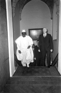 President van Niger voor de besprekingen in Rolzaal Den Haag v.l.n.r. Minister U, Bestanddeelnr 921-7436
