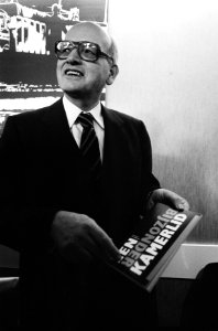 Presentatie boek Een bijzonder Kamerlid door M. Milikowski . Joop Wolff met he, Bestanddeelnr 932-0039