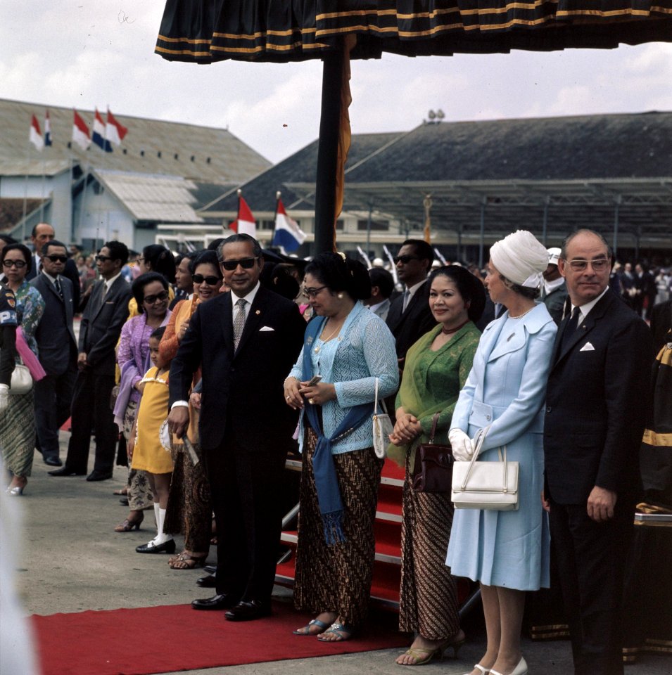 President Soeharto en zijn vrouw op vliegveld Kemajoran bij Jakarta bij het vert, Bestanddeelnr 254-9077