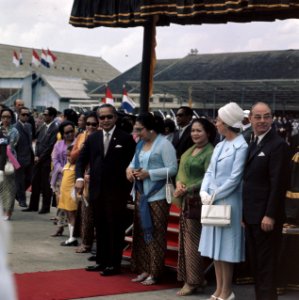 President Soeharto en zijn vrouw op vliegveld Kemajoran bij Jakarta bij het vert, Bestanddeelnr 254-9077
