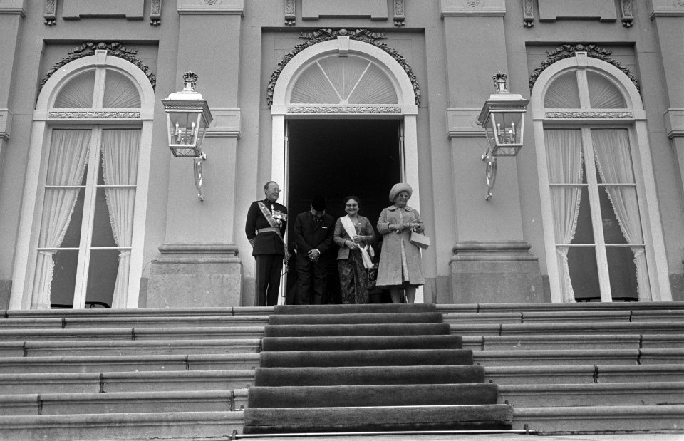 President Soeharto op Huis ten Bosch , Den Haag v.l.n.r. Prins Bernhard, Presid, Bestanddeelnr 923-8127