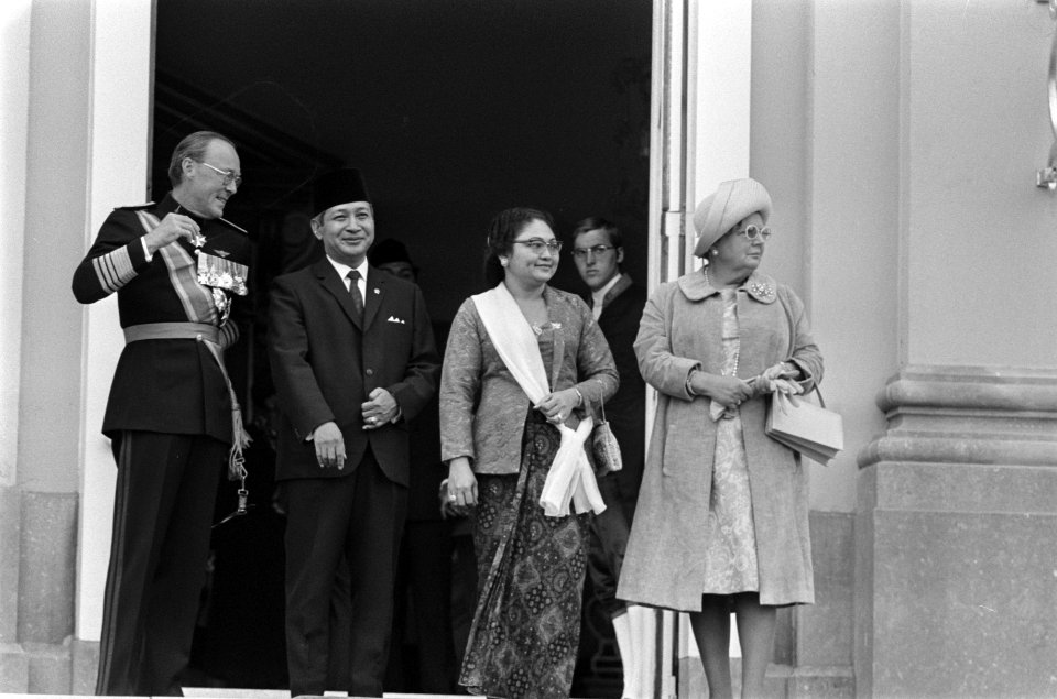 President Soeharto op Huis ten Bosch , Den Haag v.l.n.r. Prins Bernhard, Presid, Bestanddeelnr 923-8125