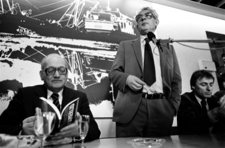 Presentatie boek Een bijzonder Kamerlid door M. Milikowski . Joop Wolff krijgt, Bestanddeelnr 932-0041