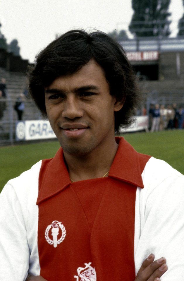 Presentatie Ajax selectie 19791980 nr. 23 , 24 Tahamata, nr. 25 Schoenaker, Bestanddeelnr 253-8070