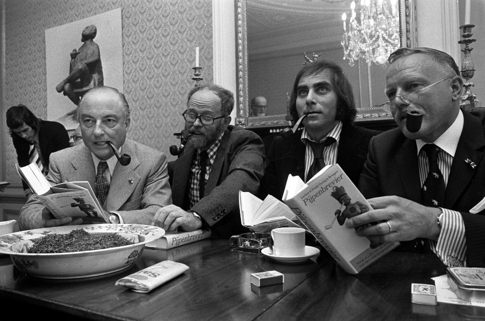 Presentatie boek pijpenbrevier, v.l.n.r. met goudse pijp drs. W.K.N. Schmelzer, Bestanddeelnr 926-6976