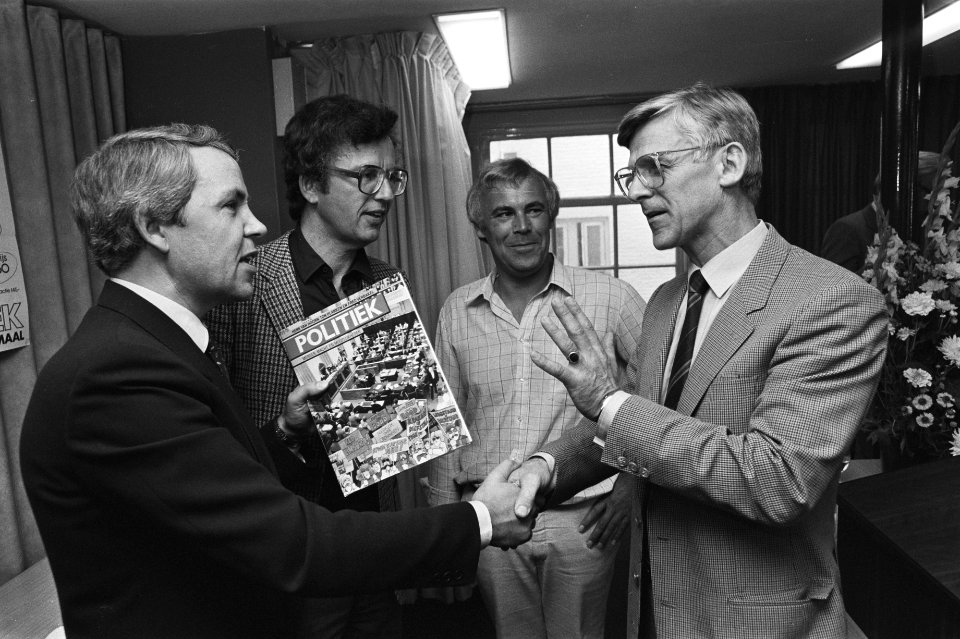 Presentatie boek maand Politiek in Den Haag auteurs Ton Planken , Fred Verbr, Bestanddeelnr 932-2903
