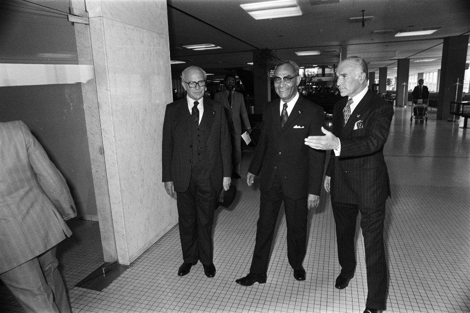 President Ferrier van Suriname op Schiphol aangekomen president Ferrier verwelk, Bestanddeelnr 929-1885