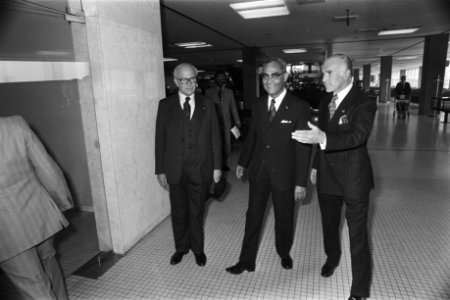 President Ferrier van Suriname op Schiphol aangekomen president Ferrier verwelk, Bestanddeelnr 929-1885