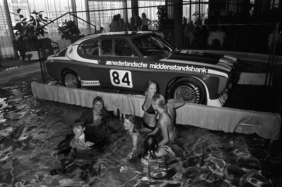 Presentatie auto van racingteam Akersloot en Hugenholtz in zwembad van Hiltonhot, Bestanddeelnr 926-4114