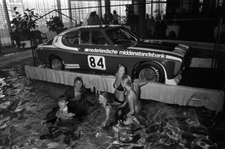 Presentatie auto van racingteam Akersloot en Hugenholtz in zwembad van Hiltonhot, Bestanddeelnr 926-4114 photo