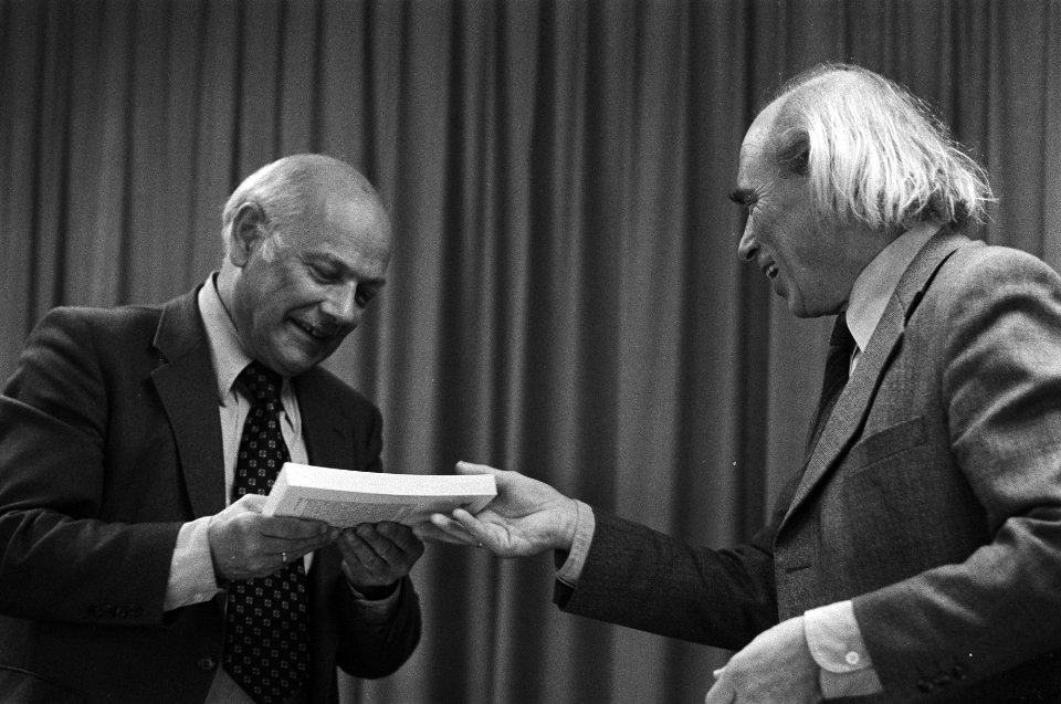 Presentatie boek Troelstra in Den Haag vlnr Den Uyl , auteur prof , Bestanddeelnr 930-7415