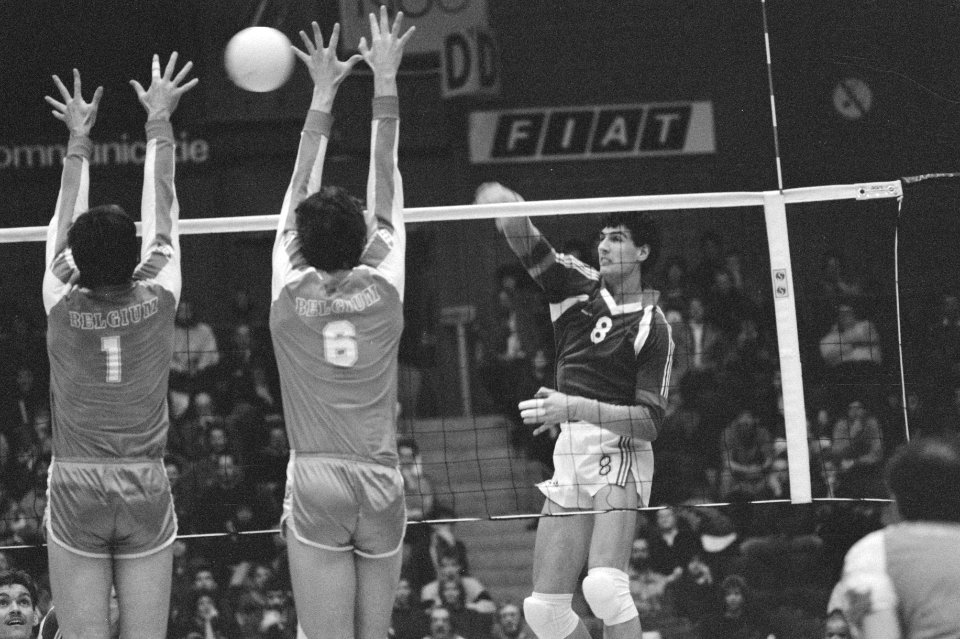 Pre-Olympische volleybaltoernooi Nederland tegen Belgie Ron Zwerver (r) smasht, Bestanddeelnr 934-1831
