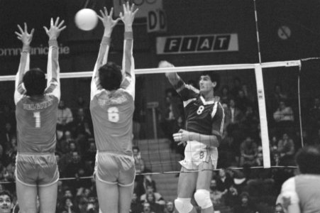 Pre-Olympische volleybaltoernooi Nederland tegen Belgie Ron Zwerver (r) smasht, Bestanddeelnr 934-1831