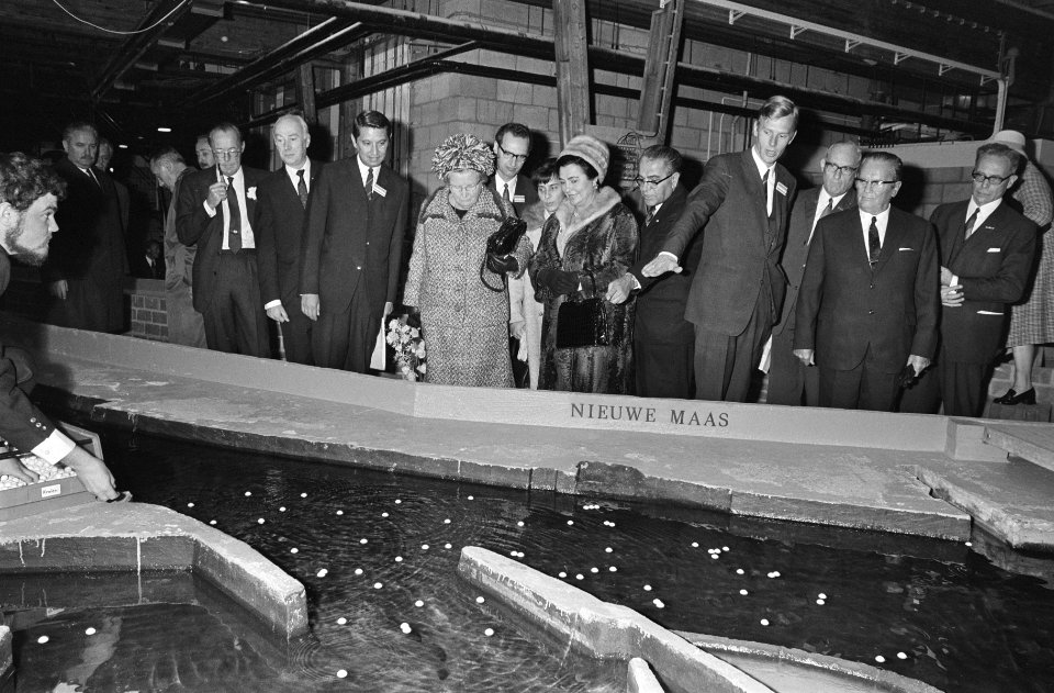President Tito en echtgenote, Hare Majesteit Juliana en Prins Bernhard bezoeken , Bestanddeelnr 923-9414