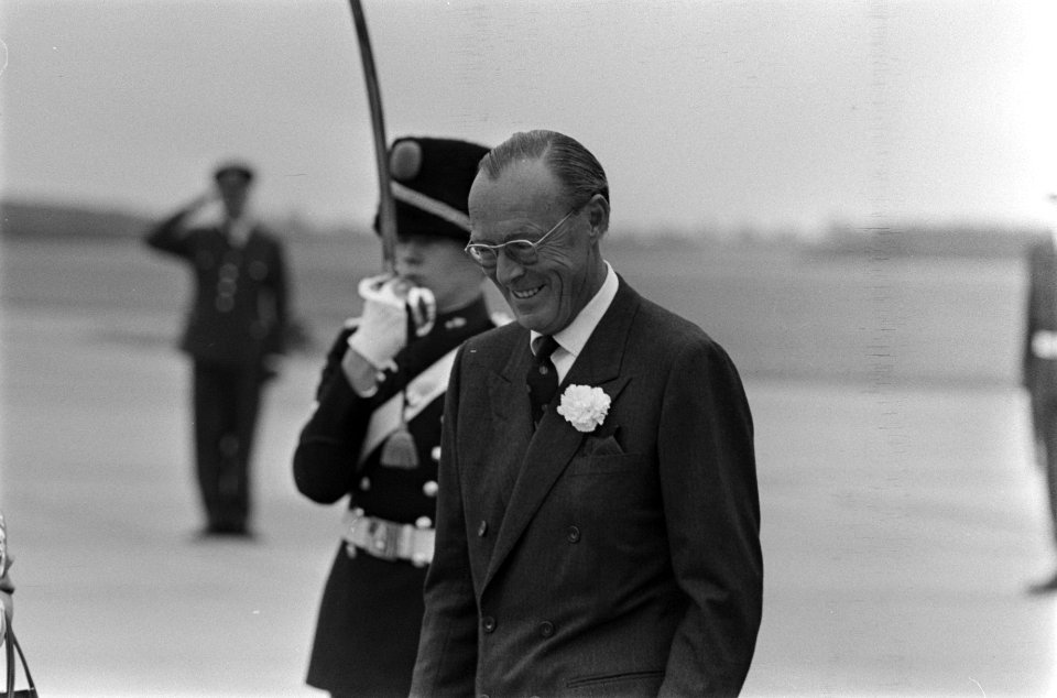 President Soeharto van Indonesie vertrekt van Ypenburg naar Duitsland prins Ber, Bestanddeelnr 923-8175