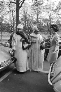 President van Niger voor de besprekingen in Rolzaal Den Haag de echtgenote van d, Bestanddeelnr 921-7438