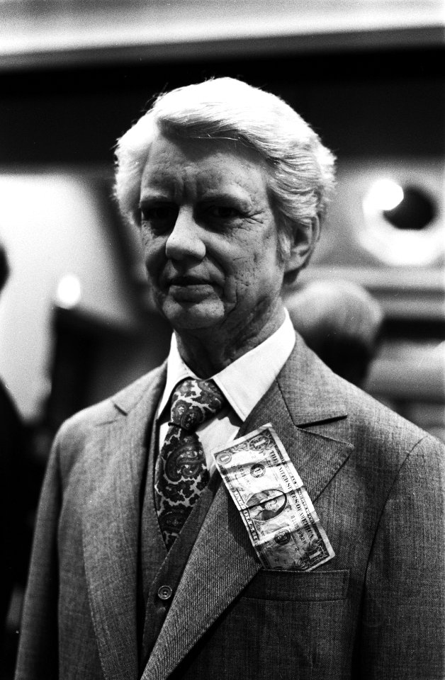 President Carter (in Madame Tussaud wassenbeeldenmuseum met dollar in borstzak, Bestanddeelnr 929-9705