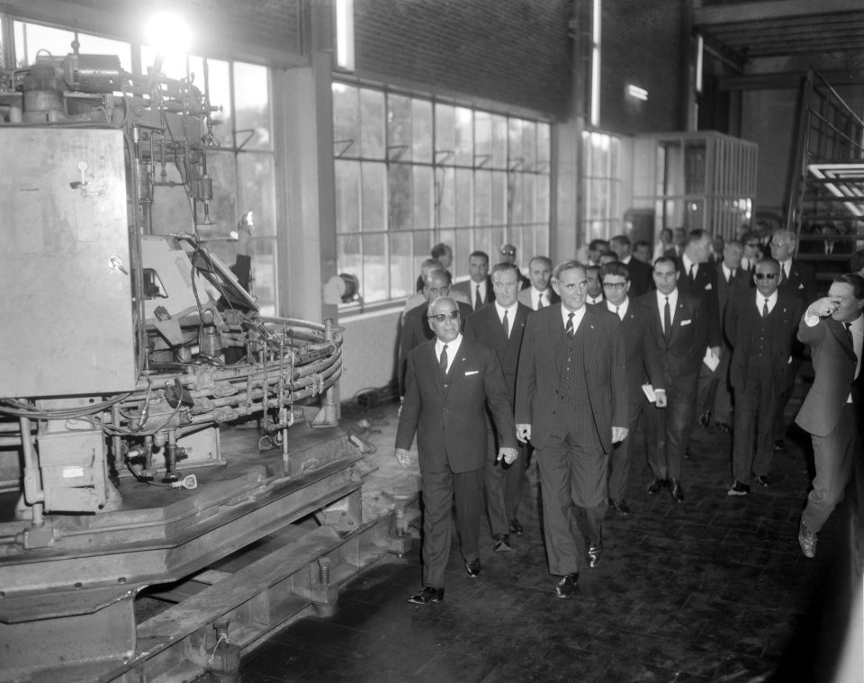 President Bourguiba bracht bezoek aan Philips-fabrieken, rondgang door fabriek, Bestanddeelnr 919-3329