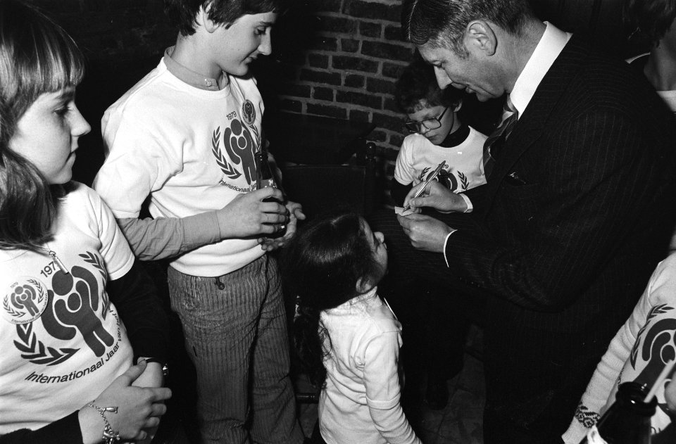 Presentatie Nationale Commissie Internationaal Jaar van het Kind 1979 ministe…, Bestanddeelnr 930-0536