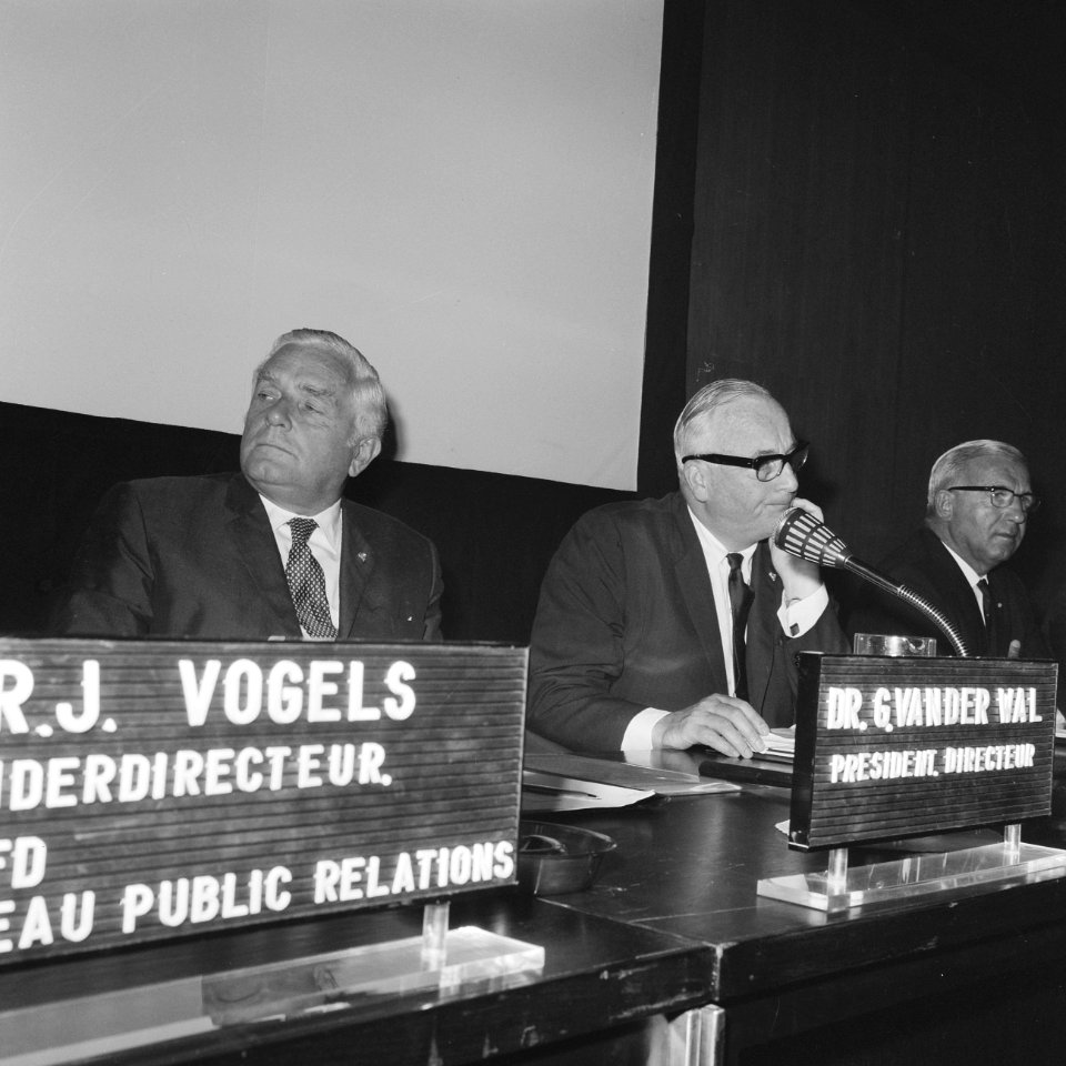 President-directeur van der Wal en Ir. F. Besançon (plaatsvervangend president-d, Bestanddeelnr 922-6075