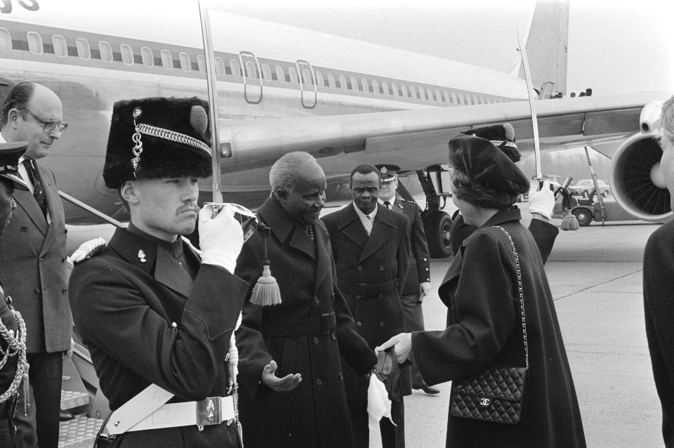 Presidenten, vliegvelden, staatsbezoeken, koninginnen, erewachten, Beatrix, koni, Bestanddeelnr 933-6228