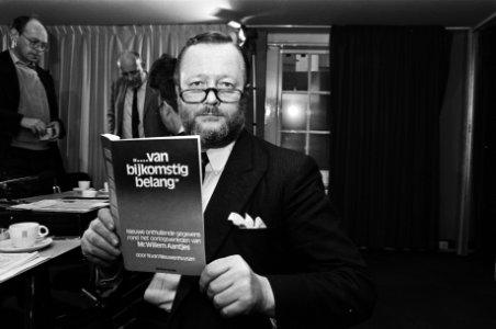 Pres. boek Van bijkomstig belang door journalist N. van Nieuwenhuyzen over oorlogsverleden Willem Aantjes, Bestanddeelnr 931-4137