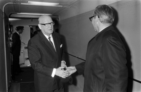 President Kekkonen van Finland is op doorreis op Schiphol, Bestanddeelnr 923-9351