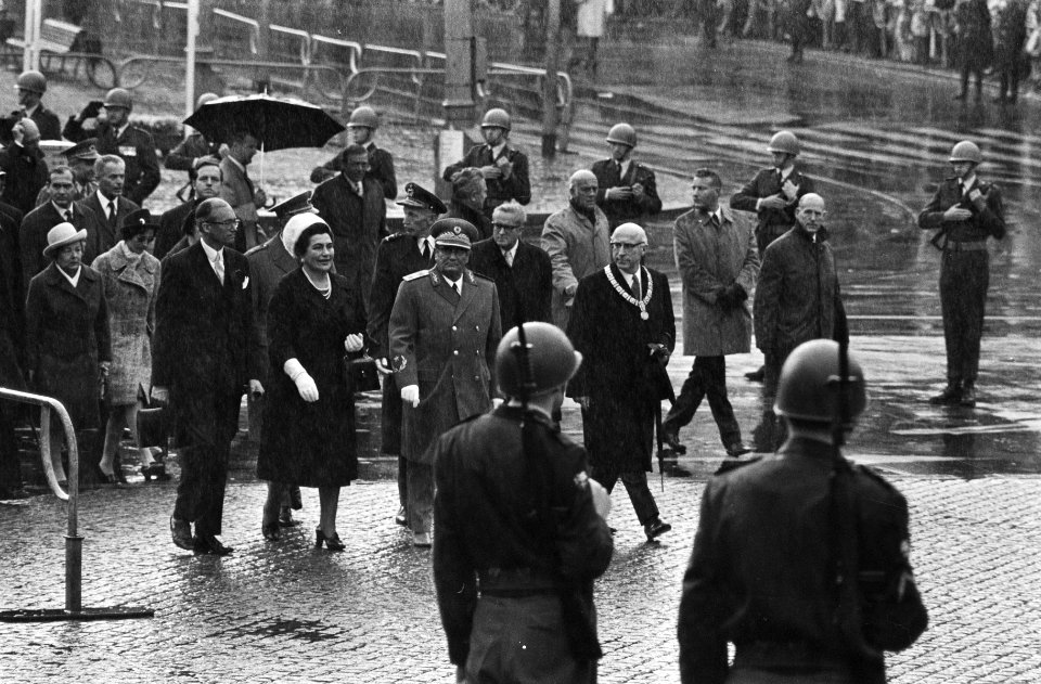 President Tito legt een krans bij het Nationaal Monument op de Dam Amsterdam, Bestanddeelnr 923-9377
