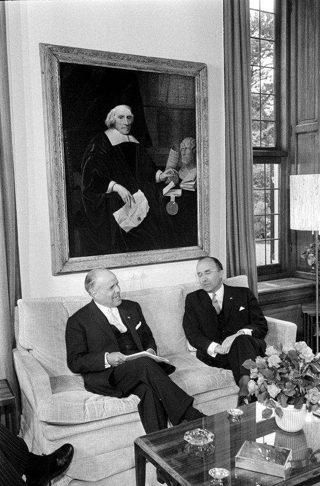 President Bourguiba in het Catshuis, nummer 28 v.l.n.r. Luns, Bourguiba en Cals, Bestanddeelnr 919-3316