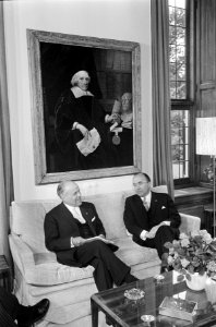 President Bourguiba in het Catshuis, nummer 28 v.l.n.r. Luns, Bourguiba en Cals, Bestanddeelnr 919-3316