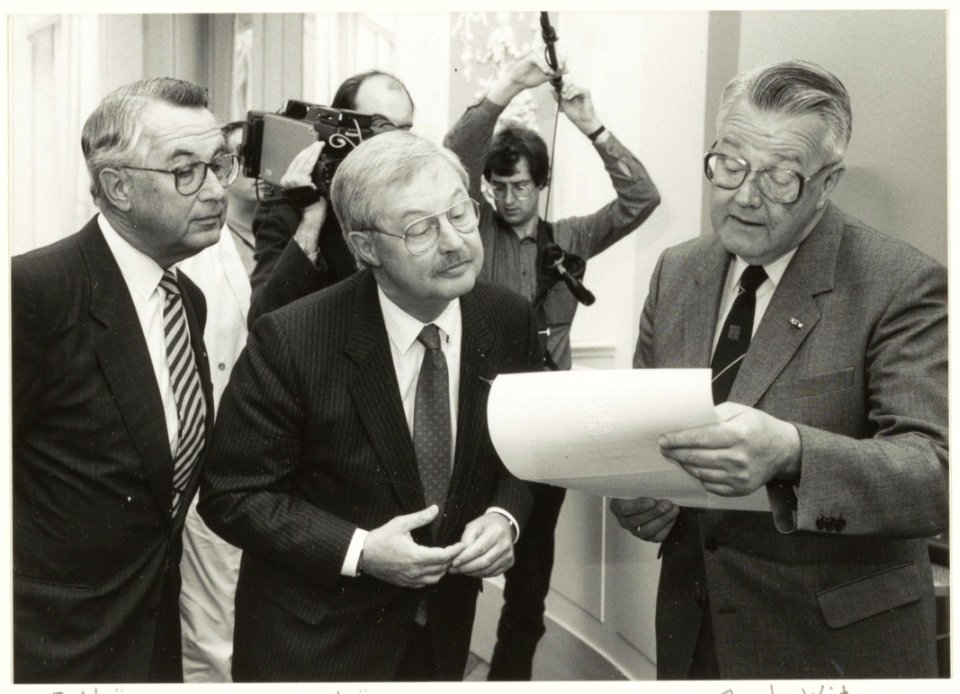 Predicaat 'Koninklijke' voor de Albert Heijn winkels ter gelegenheid van het 100-jarig bestaan van de winkels.V.l.n.r. Gerrit Jan Heijn, Albert Heijn en drs. R.J. de Wit. NL-HlmNHA 54020807