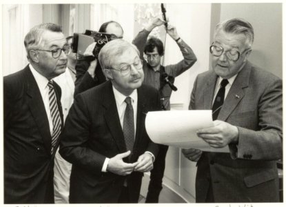 Predicaat 'Koninklijke' voor de Albert Heijn winkels ter gelegenheid van het 100-jarig bestaan van de winkels.V.l.n.r. Gerrit Jan Heijn, Albert Heijn en drs. R.J. de Wit. NL-HlmNHA 54020807
