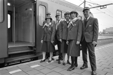 Presentatie nieuwe NS-uniformen op station Sloterdijk in Amsterdam, Bestanddeelnr 933-8450