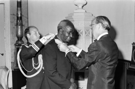 President Kaunda van Zambia krijgt gouden Ark omgehangen door Prins Bernhard op , Bestanddeelnr 929-2316