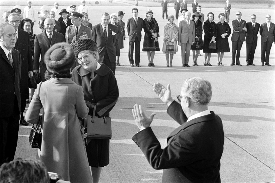President Leone roept zijn echtgenote (op de rug gezien) die in gesprek is met K, Bestanddeelnr 926-7844