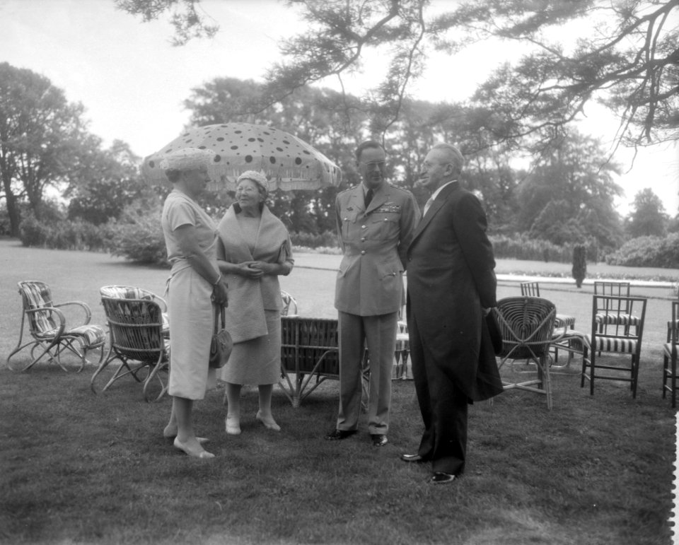 President Isaac Ben Zwi , president van Israel en echtgenote ontvangen door het , Bestanddeelnr 909-7133