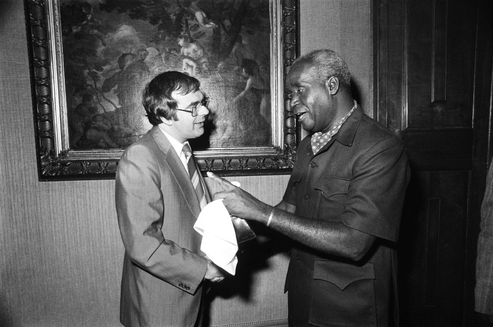President Kaunda van Zambia bij minister Pronk, Bestanddeelnr 929-2289