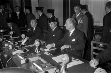 President Soeharto spreekt met leden van de Staten-Generaal in het gebouw van de, Bestanddeelnr 923-8149